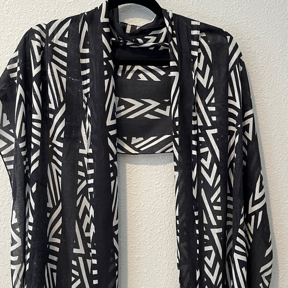 Black and White  Bohemian, Ethnic Patterned Scarf with Tassels.
70” long
18”wide